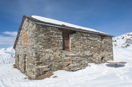 雪中​​孤立的山间小屋