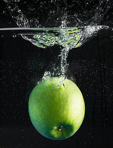 新鲜的苹果掉进水里