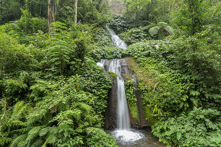 瀑布水流摄影照片_美丽的山雨林瀑布，水流湍急