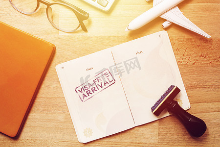 外国护照上带有飞机模型的免签证入境印章。