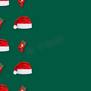 圣诞老人圣诞红色帽子和圣诞袜隔离在绿色背景上。