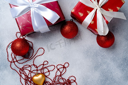 圣诞小饰品和用蝴蝶结装饰的包裹礼物