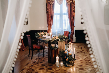 蜡烛城堡摄影照片_城堡的桌子上有鲜花的婚礼餐桌装饰，烛光晚餐的餐桌装饰。蜡烛晚餐