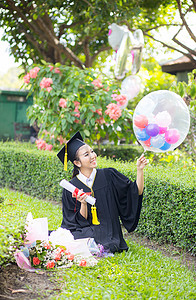 气球大学毕业摄影照片_快乐毕业的学生女孩-祝贺教育成功