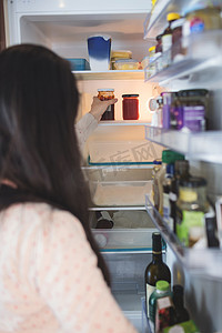 女人检查冰箱里的食物