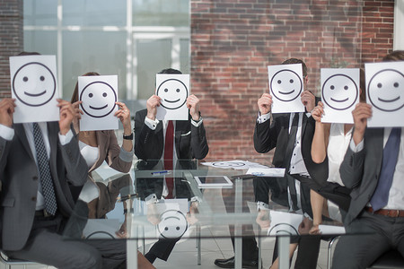 业务团队将笑脸图标放在办公桌上