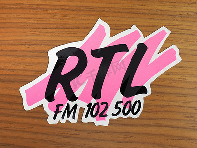 米兰 - 2020 年 2 月：RTL FM 102.5 Mhz 无线电徽标