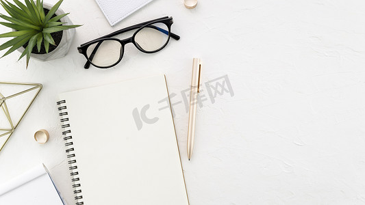 带眼镜和笔记本的桌面