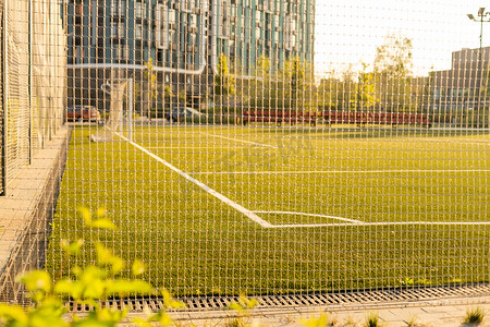足球或橄榄球网背景，从球门后面看，体育场和球场模糊。