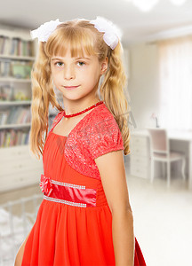 橙色的小女孩摄影照片_橙色礼服的小女孩