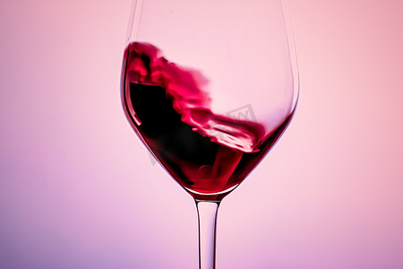 水晶杯中的优质红酒、酒精饮料和豪华开胃酒、酿酒和葡萄栽培产品