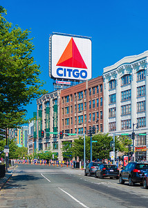 马萨诸塞州波士顿 — 2016年6月，美国：波士顿马拉松、肯莫尔广场和大Citgo标志的景色