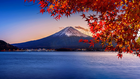 富士山和河口湖在日落，秋季富士山在日本山内。