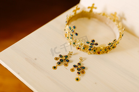 有婚礼十字架和金耳环的金黄冠