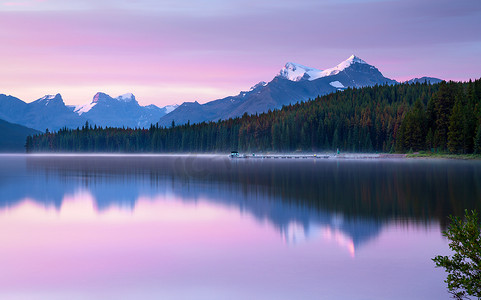 贾斯珀国家公园摄影照片_玛琳湖，贾斯珀国家公园，艾伯塔省，加拿大