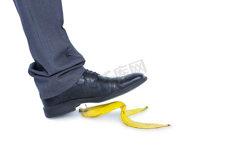 踩香蕉行走的人