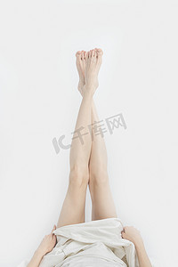 女人仰卧，双腿直立。