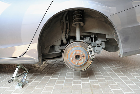 更换新轮胎过程中的盘式制动器和卡钳