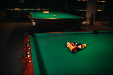 台球背景摄影照片_台球俱乐部里有绿色表面和球的台球桌。台球比赛