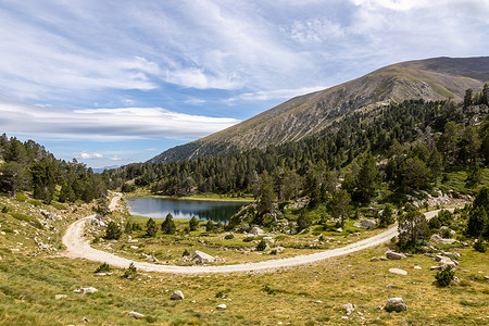 西班牙加泰罗尼亚比利牛斯​​山 La Cerdanya、佩拉湖的夏季景观