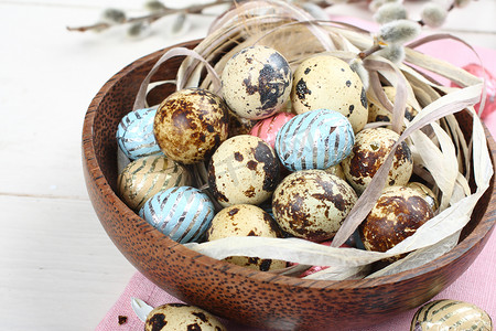 木板中彩色巧克力复活节彩蛋 — 复活节组合物