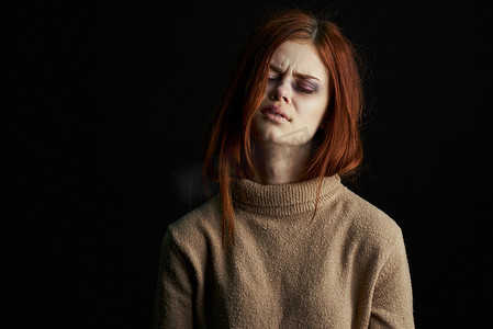 眼睛下面有瘀伤的红发女人害怕哭泣抑郁