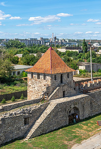 三折页旅游摄影照片_摩尔多瓦 Bender 堡垒的堡垒墙和塔楼