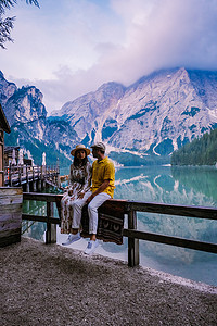 Braies Lake Lago di Braies浪漫的风景，高山湖上有木桥和小船，阿尔卑斯山，多洛米蒂山，意大利，欧洲