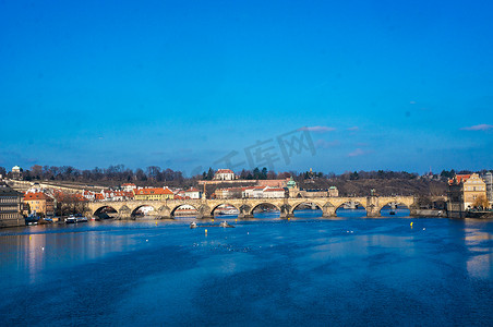 捷克共和国布拉格查理大桥跨河景观