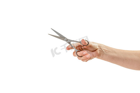 女人手拿着被白色隔离的剪刀