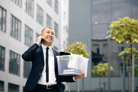 快乐的人用盒子里的东西通电话。