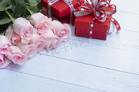 一束美丽的粉红玫瑰和红色礼盒