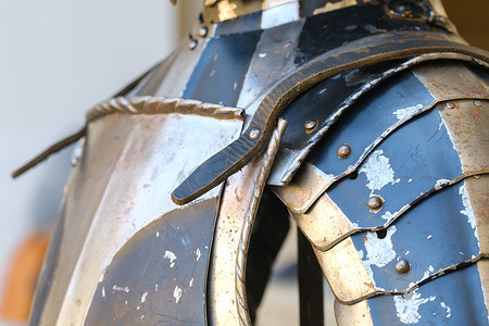 古代骑士盔甲的零件。中世纪的概念