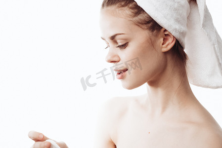 头戴白毛巾的开朗女人面霜护肤