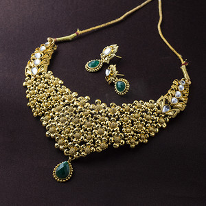 印度传统珠宝，深色背景中吊坠的特写