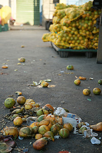 减少食物浪费摄影照片_集市上的食物浪费