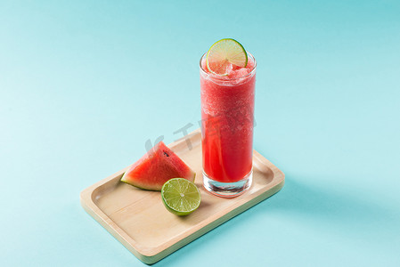 夏天在玻璃杯里喝西瓜饮料，配上西瓜片