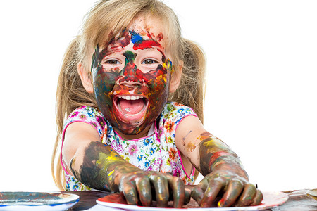兴奋的女孩玩彩色油漆。