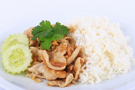 喜欢吃米饭摄影照片_泰国人最喜欢的菜，大蒜炒猪肉片，米饭和黄瓜