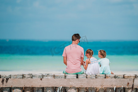 享受海滩夏天热带假期的父亲和孩子