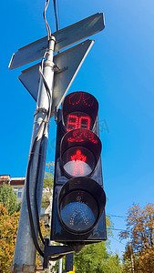 红色十字光摄影照片_与时间延迟的红色交通灯。