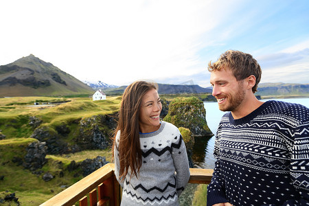 旅游情侣在冰岛浪漫旅行