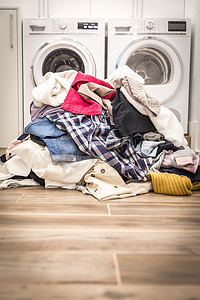 一堆脏衣服摄影照片_洗衣房里一堆脏衣服