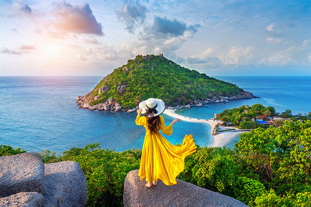 观点摄影照片_美丽的女孩站在泰国素叻他尼岛涛岛附近的南园岛的观点上。