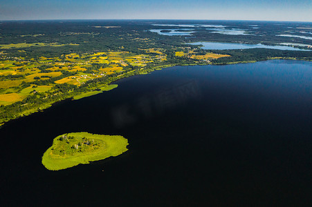 斯拉夫摄影照片_布拉斯拉夫湖国家公园 Drivyaty 湖的顶视图，白俄罗斯最美丽的湖泊。湖中的一个岛屿。白俄罗斯。
