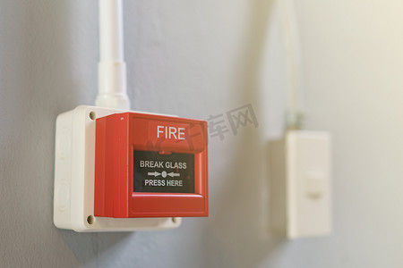 火焰背景摄影照片_白色背景上的红色火灾报警盒。