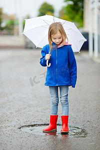 拿着白色伞的可爱小女孩