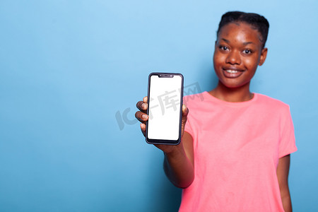 非洲裔美国青少年手持白色空屏智能手机的肖像