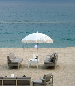 戛纳 - 海滩上的白色雨伞