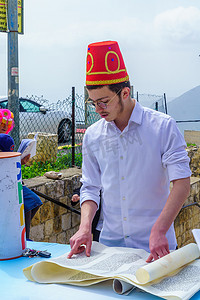 身着盛装的犹太人在采法特 (Tzfat) 诵读梅吉拉 (megillah) 和普珥节 (Purim)